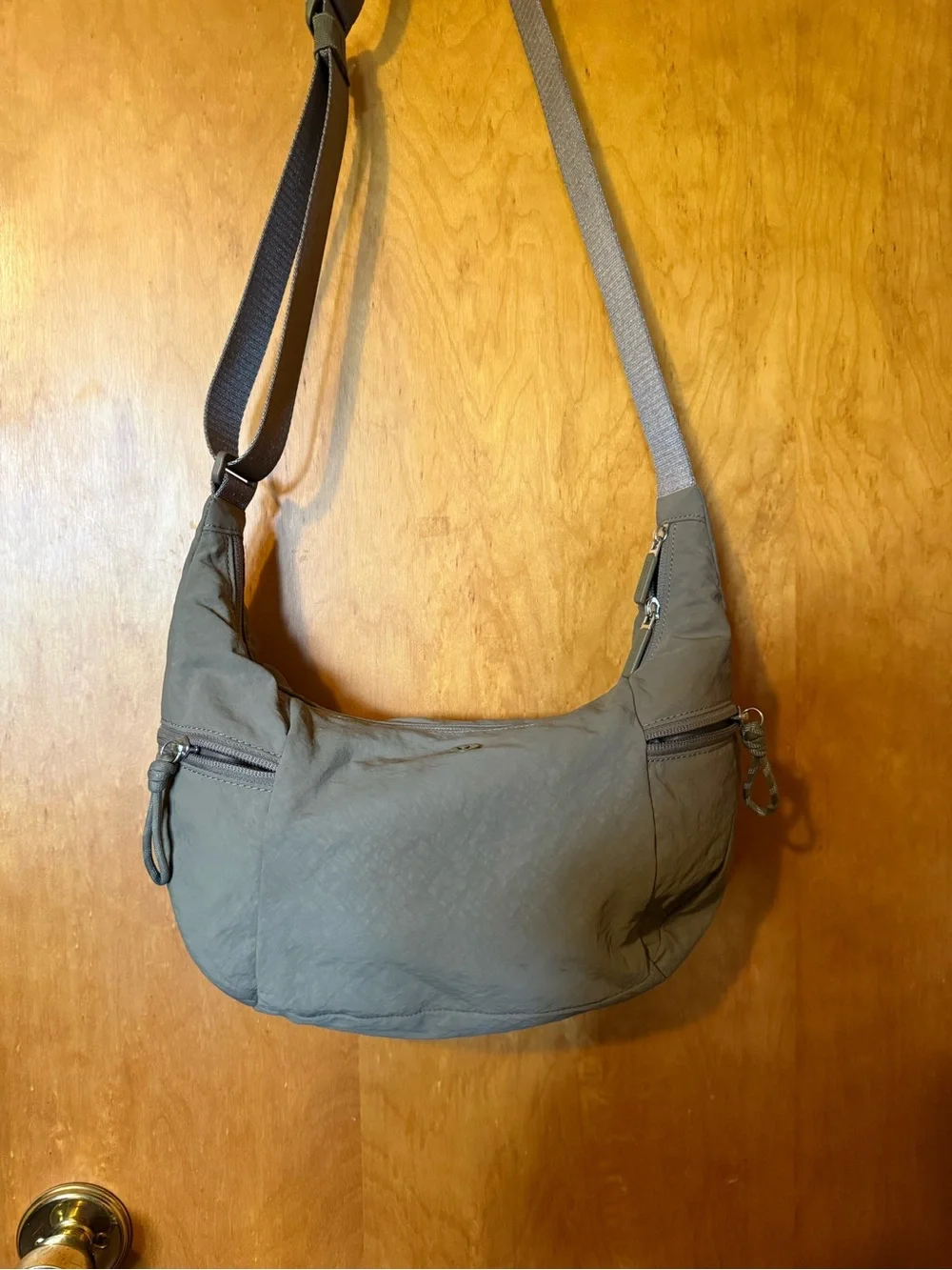 lululemon 6L Slouchy Sling Shoulder bag with metal logo olive color